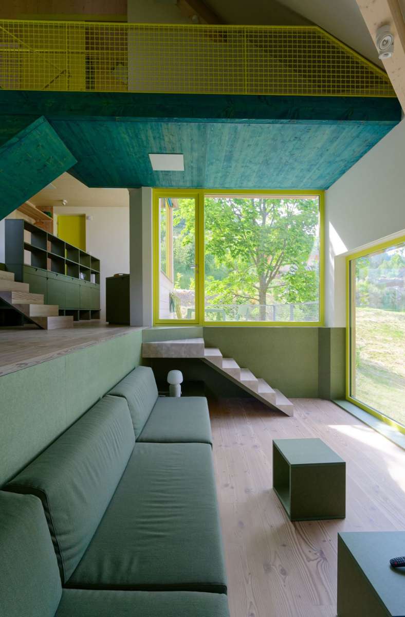 Im Erdgeschoss befinden sich das Wohnzimmer, die Küche, ein Badezimmer, ein Schlafzimmer sowie der Zugang zur Terrasse. Die Grüntöne sind als Zitate des klassischen Schwarzwaldhauses zu verstehen, die oft bis heute waldgrüne Fensterläden aufweisen.