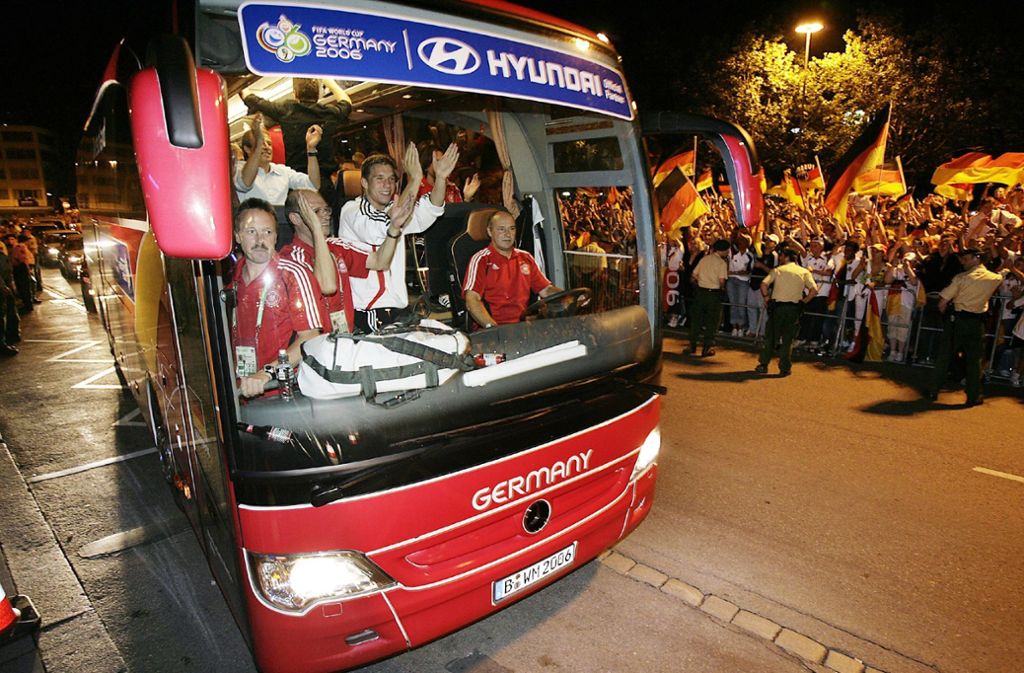 Deutschland bedankt sich für sein Sommermärchen: In Stuttgart spielen sich 2006 unglaubliche Szenen ab. Nach dem letzten deutschen Spiel um Platz drei gegen Portugal pilgern mitten in der Nacht 50.000 Menschen zum Hotel „Graf Zeppelin“, um ihren Fußballhelden zu huldigen.