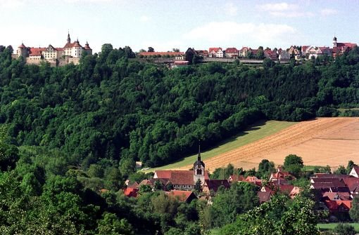 So idyllisch liegt Langenburg in der Landschaft Hohenlohes – den Wäldern und Hügeln im und um das Städtchen herum hat die Dekansfrau Agnes Günther mit ihrem Roman ein Denkmal gesetzt. Foto: dpa