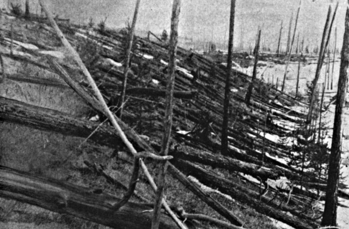 Am 30. Juni 1908 verwüstet ein Asteroid in der Tunguska-Region in Sibirien rund 2000 Quadratkilometer unbewohntes Gebiet. Er hatte einen Durchmesser von schätzungsweise 30 bis 40 Metern. Die Explosion des Tunguska-Asteroiden über der unbesiedelten Waldregion, von der es keine Augenzeugen gab, setzt die Sprengkraft von bis zu 1000 Hiroshima-Bomben frei.