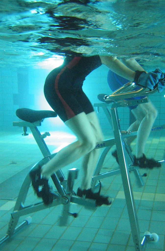SPORT: Aqua-Fitness ist nicht mehr nur etwas für alte Leute: In Deutschland etablieren sich Trendsportarten im Pool, die extrem anstrengend sind. In immer mehr Swimmingpools werden zum Beispiel Kurse auf speziellen Fahrrad-Ergometern angeboten, die im Nichtschwimmerbereich eines Schwimmbades stehen. Auch Trampolinspringen im Wasser gibt es.