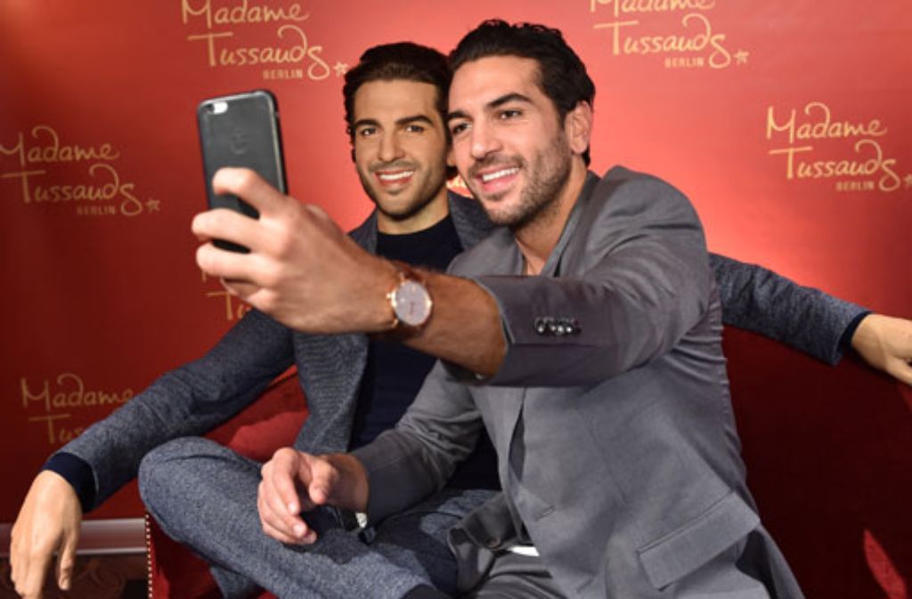 Selfie mit dem Doppelgänger: Schauspieler Elyas MBarek mit seiner "Madame Tussauds"-Wachsfigur.