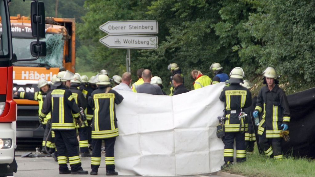  Nach dem tragischen Unglück in Nagold stehe der gesamte Landkreis Calw unter Schock, erklärte Landrat Helmut Riegger. Bei dem Unfall kamen fünf Menschen ums Leben. 