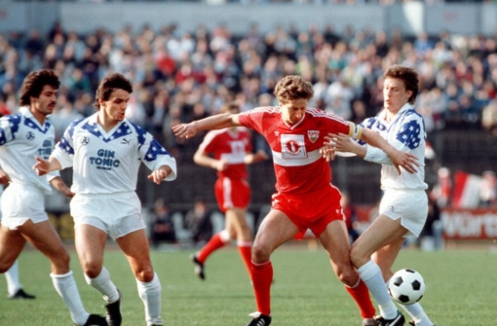 ... sämtlichen bislang vier Bundesliga-Duellen zwischen dem VfB und den Kickers setzten sich die "Roten durch, so auch am 11. März 1989 (Foto): Guido Buchwald (Zweiter von rechts) und der VfB setzten sich gegen die "Blauen" mit unter anderem Alois Schwartz, Bernd Grabosch und Ari Hjelm mit 2:0 durch. Der inzwischen ...
