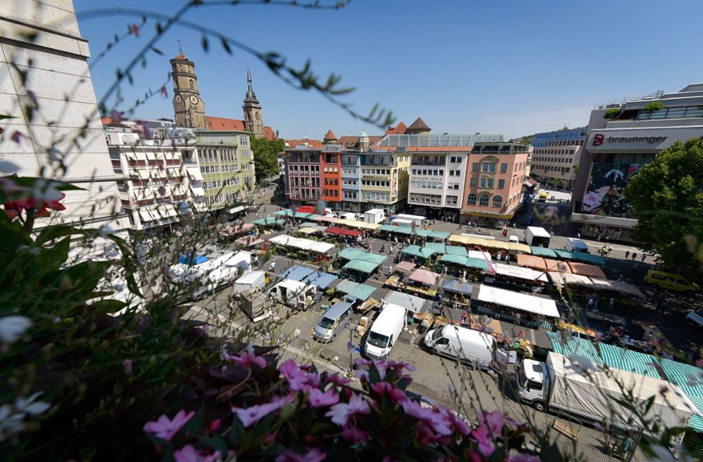 Der Blick aus dem Rathaus auf den Stuttgarter Marktplatz.
