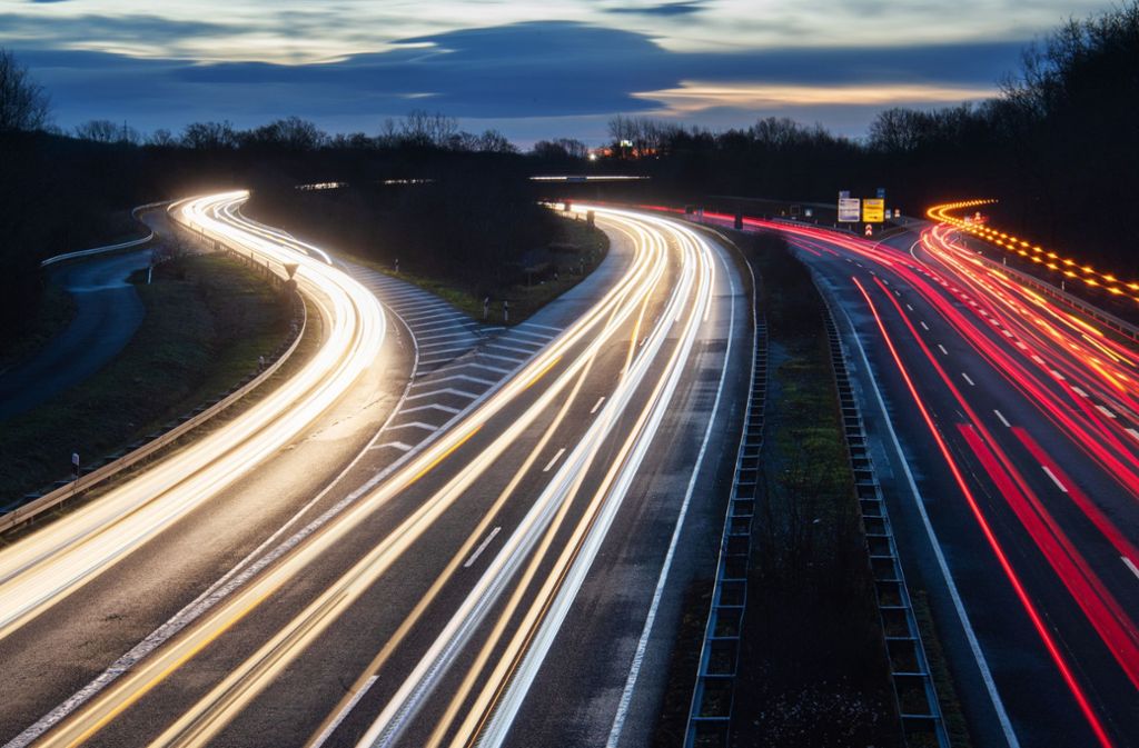 Bereits heute - ohne allgemeines Tempolimit - seien Autobahnen die sichersten Straßen, führen Tempolimit-Gegner an (Symbolbild). Foto: dpa/Julian Stratenschulte