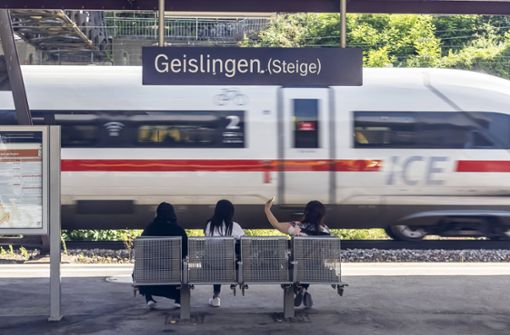 Der Mann zog die Notbremse auf Höhe des Bahnhofs in Geislingen an der Steige. (Symbolfoto) Foto: imago images/Arnulf Hettrich