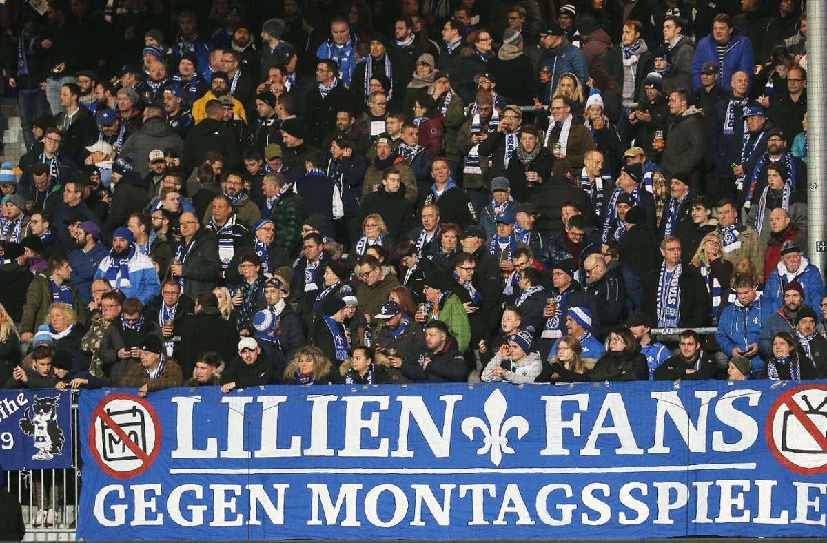 Lilienfans nutzten den Spieltag, um gegen Montagsspiele zu demonstrieren.