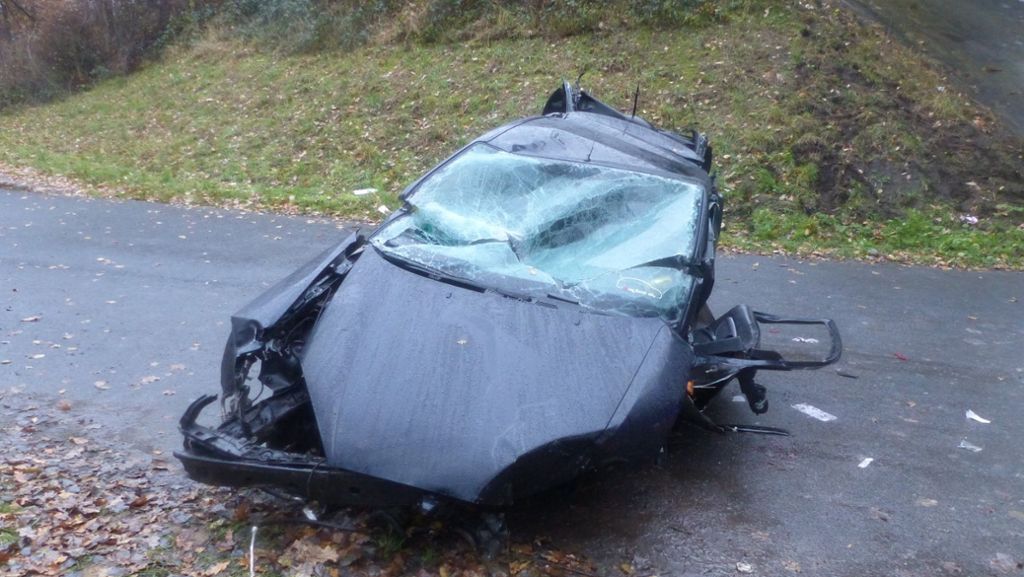 A27 bei Bremerhaven: Auto stürzt zehn Meter in die Tiefe – Fahrer überlebt