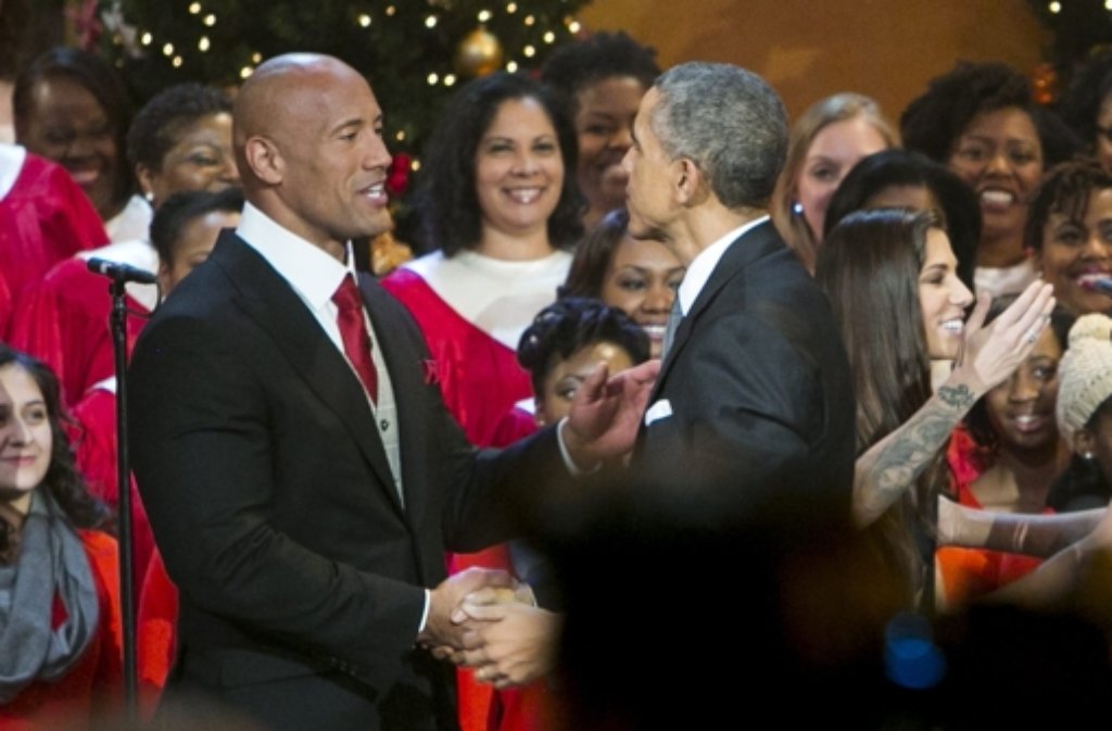 Barack Obama beim Weihnachtskonzert in washington mit dem Schauspieler Dwayne Johnson, auch bekannt als "The Rock" (links).
