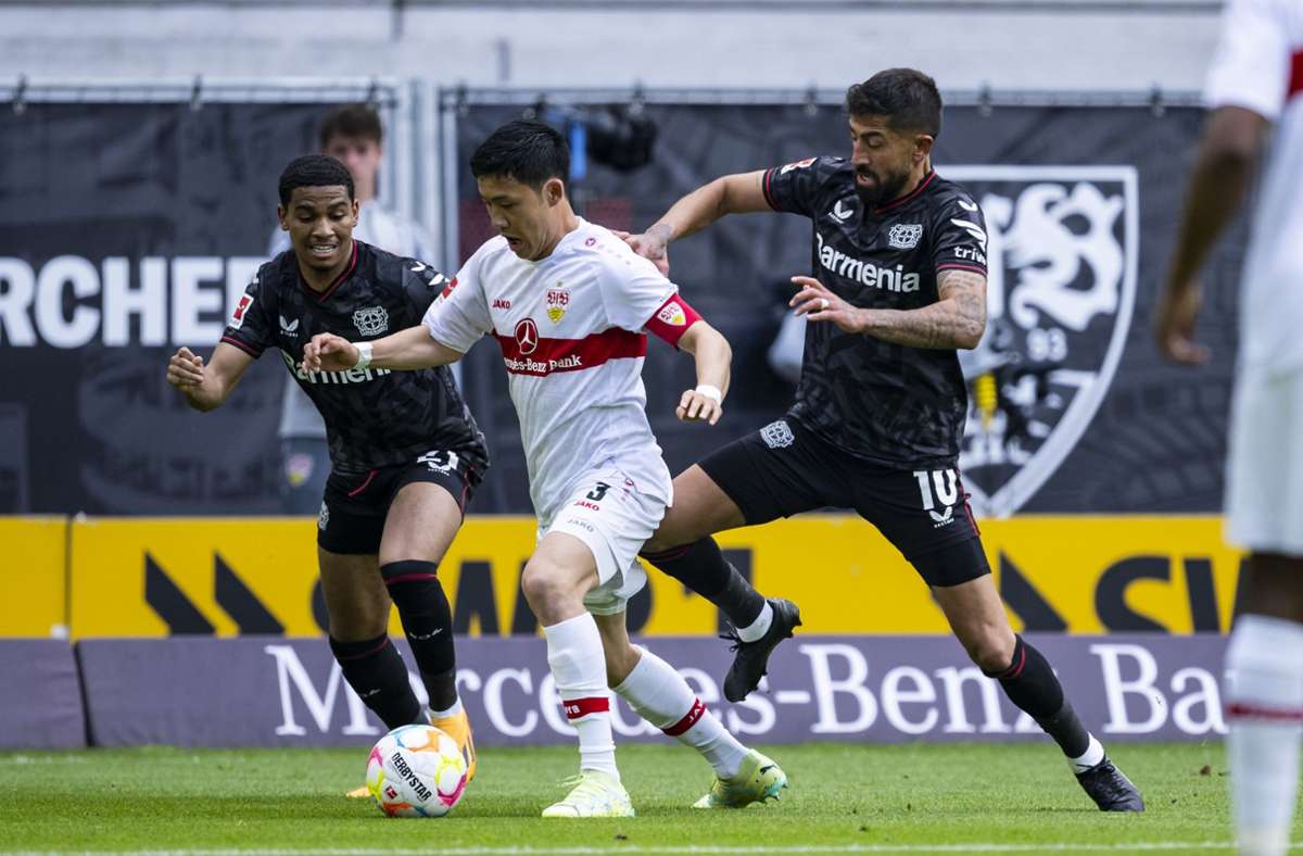 VfB-Kapitän Wataru Endo in Aktion gegen die Leverkusener Amine Adli (links) und Kerem Demirbay