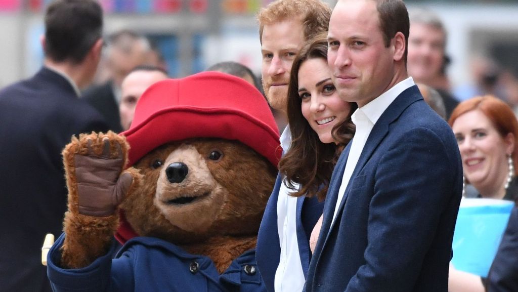Britische Royals: Herzogin Kate und Paddington Bär schwingen das Tanzbein