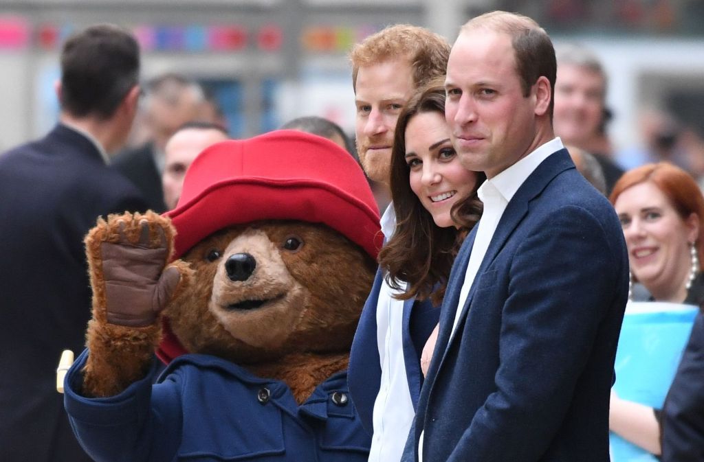 Paddington Bär begrüßt die britischen Royals bei einer Wohltätigkeitsveranstaltung für Kinder in London.