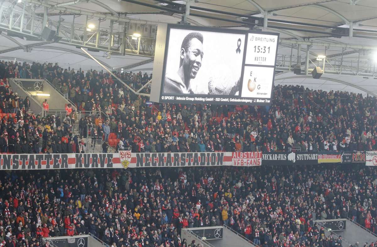 Vor der Partie gab es eine Schweigeminute für die verstorbene Fußball-Legende Pelé.