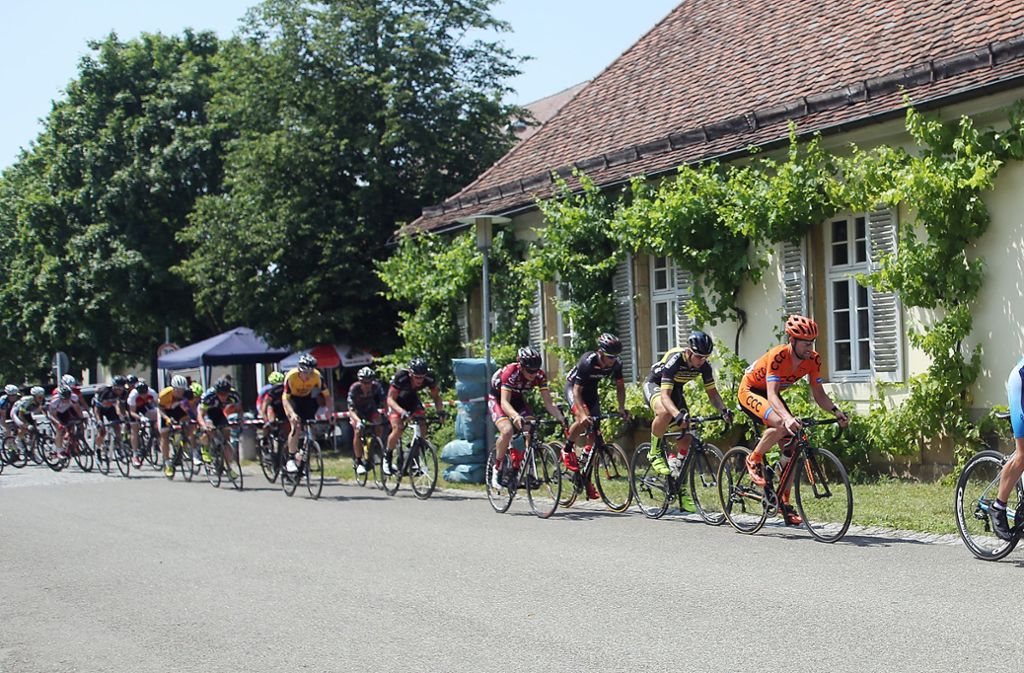 RADSPORT: Hohenheimer Schloss-Radrennen am Sonntag (10 Uhr) am Schloss Hohenheim Zum 22. Mal wird lädt der TV Plieningen zu seinem alljährlichen Radrennen. Dabei gibt es drei Konkurrenzen: Um 10 Uhr ist Start für das Jedermann-Rennen, bei dem die Starter 20 Runden auf dem 1,7 Kilometer langen Rundkurs fahren (insgesamt 34 Kilometer). Um 11.30 Uhr beginnt dann das Rennen der C-Klasse über 38 Runden (64,6 km). Höhepunkt ist das Eliterennen, das um 14.30 Uhr startet und bei dem die Fahrer über 53 Runden (90,1 km) um den Tagessieg kämpfen.