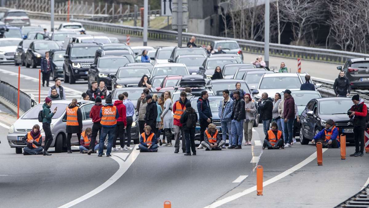 Großer Osterstau am Gotthardtunnel: Klimaaktivisten kleben sich  auf Autobahn fest – Handgemenge