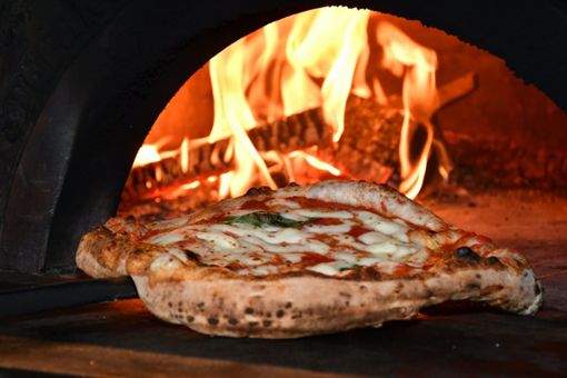 Durch die hohe Hitze des Ofens entsteht das typische „Leoparden-Muster“ auf der Pizza. Alle Adressen in Stuttgart seht ihr in der Bildergalerie. Foto: Unsplash/Fabrizio Pullara