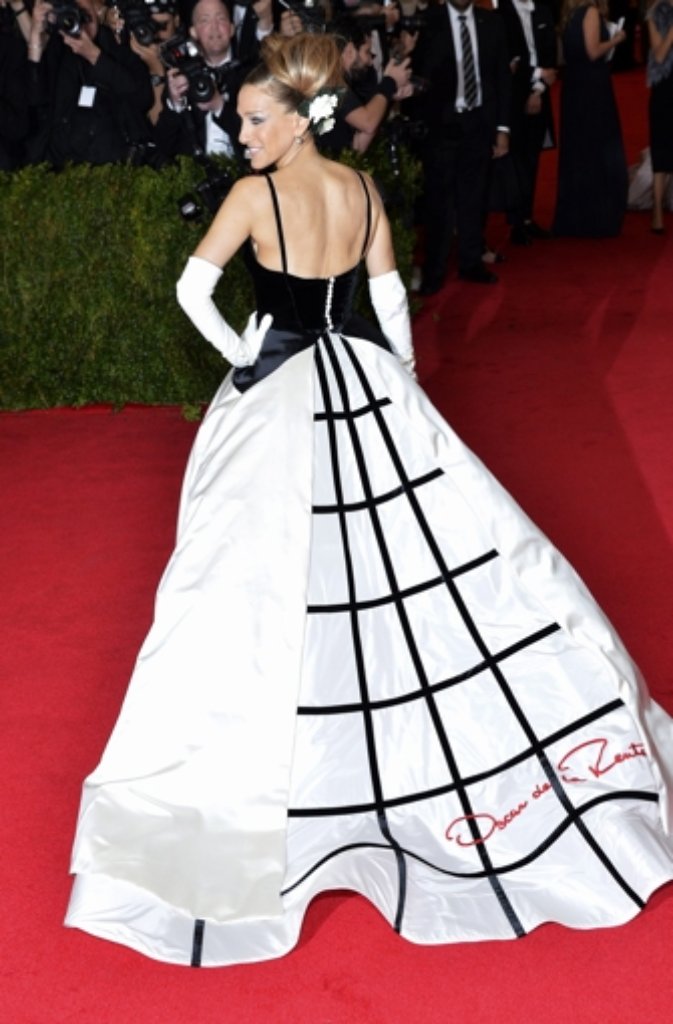 Sie hielt große Stücke auf ihn: Sarah Jessica Parker kommt im Mai 2014 in einem Kleid des verstorbenen Designers zur Anna-Wintour-Kostüm-Gala ins New York Metropolitan Museum.