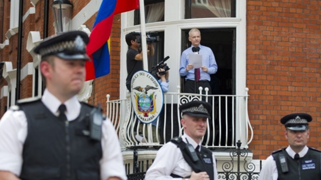  Der Wikileaks-Gründer Julian Assange äußert sich und wendet sich in einer scharfen Ansprache an den US-Präsidenten Obama. Politisch äußern darf Assange sich als Asylant aber eigentlich nicht. 