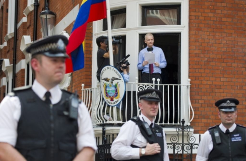 Julian Assange zeigt sich der Öffentlichkeit.