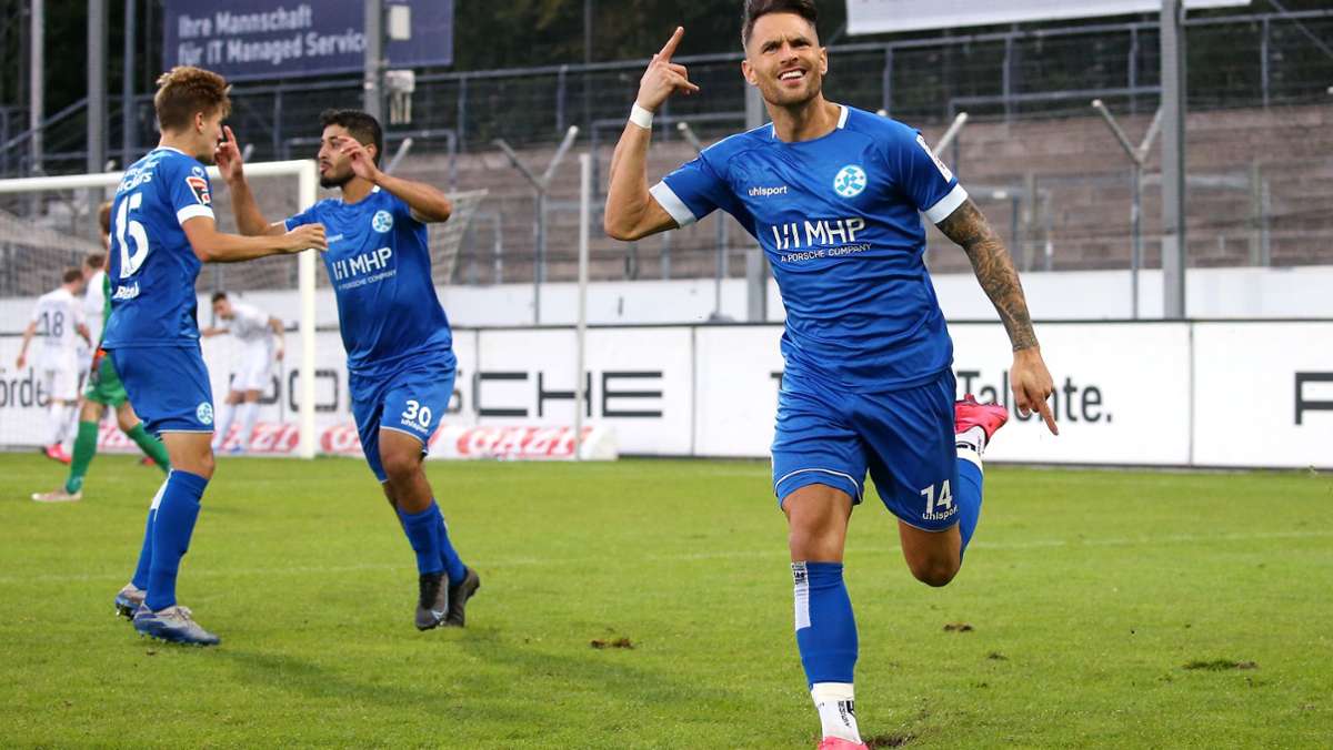 Stuttgarter Kickers gegen Sport-Union Neckarsulm: Markus Obernosterer lässt die Blauen jubeln