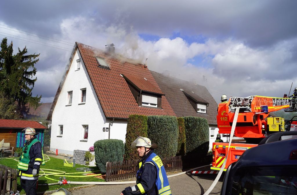 Beim Brand eines Wohnhaus in Kirchheim unter Teck (Kreis Esslingen) sind drei Menschen verletzt worden.