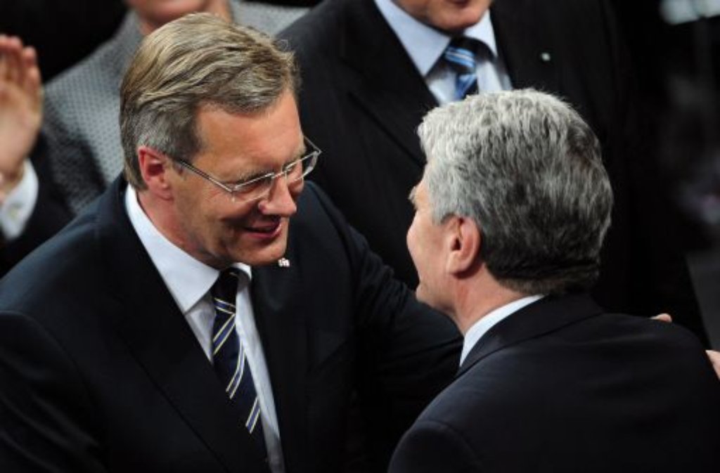 In der Bundesversammlung erzielt Joachim Gauck am 30. Juni 2010 mehr als nur einen Achtungserfolg. Obwohl Schwarz-Gelb über einen komfortablen Vorsprung verfügt, reüssiert Wulff erst im dritten Wahlgang - ein Debakel für den Niedersachsen genauso wie für die Kanzlerin.