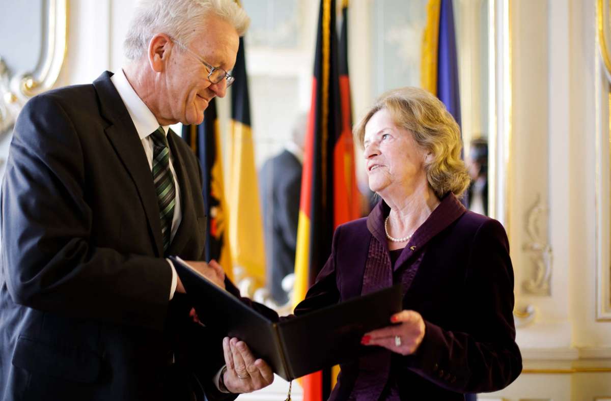 Ursula Späth (1937-2022) bei der Verleihung der Staufermedaille durch Ministerpräsident Winfried Kretschmann 2013. Foto: Lichtgut//Leif Piechowski