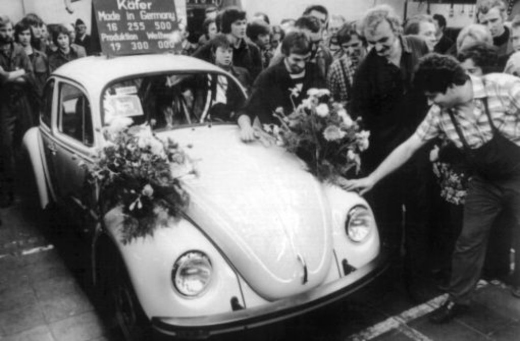 ... doch auch hier ist 1978 Schluss. Am 19. Januar rollt der letzte in Deutschland produzierte Käfer vom Band. Volkswagen verlagert die Produktion erst ins Ausland, doch auch hier werden die Käfer-Bänder nach und nach gestoppt.