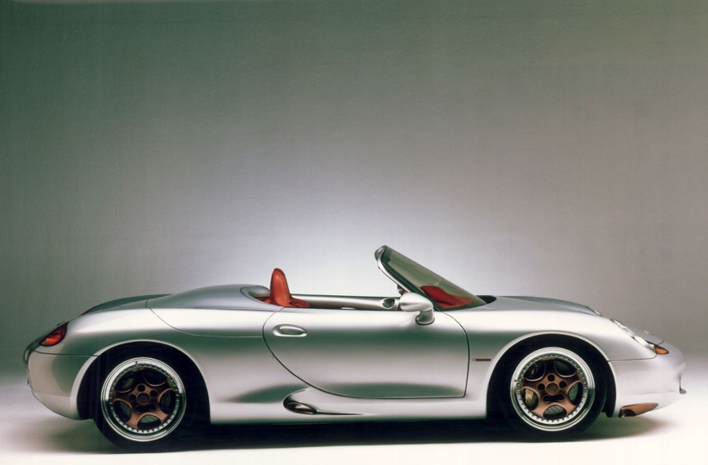 Im Jahr 1993 stellt der damalige Porsche-Chef Wendelin Wiedeking die Studie mit Namen „Boxster“ vor. Der Wagen ging 1996 in Serie und wird bis heute gebaut.