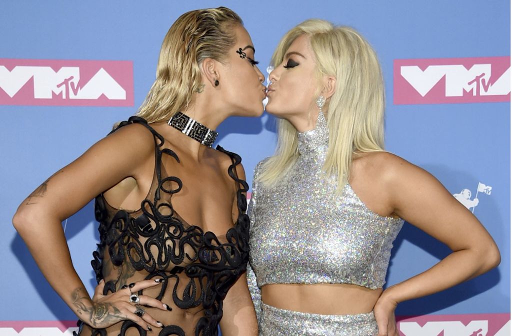Die britische Sängerin Rita Ora (links) küsst US-Sängerin Bebe Rexha – Erinnerungen an den Kuss zwischen Madonna und Britney Spears im Jahr 2003 werden wach.