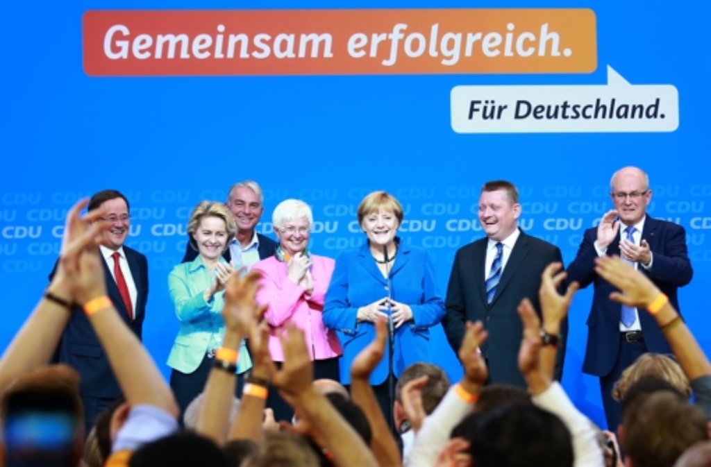 Bei der Bundestagswahl 2013 gewinnen CDU und CSU, aber der bisherige Partner FDP schafft es nicht mehr ins Parlament. Die Union bildet mit der SPD erneut eine große Koalition. Im Dezember wird Merkel zum dritten Mal Kanzlerin. Ob sie auch ein viertes Mal antreten würde? Gute Chancen hätte sie - bei den Deutschen ist Merkel beliebt, auch wenn sie häufig Standhaftigkeit vermissen lässt.