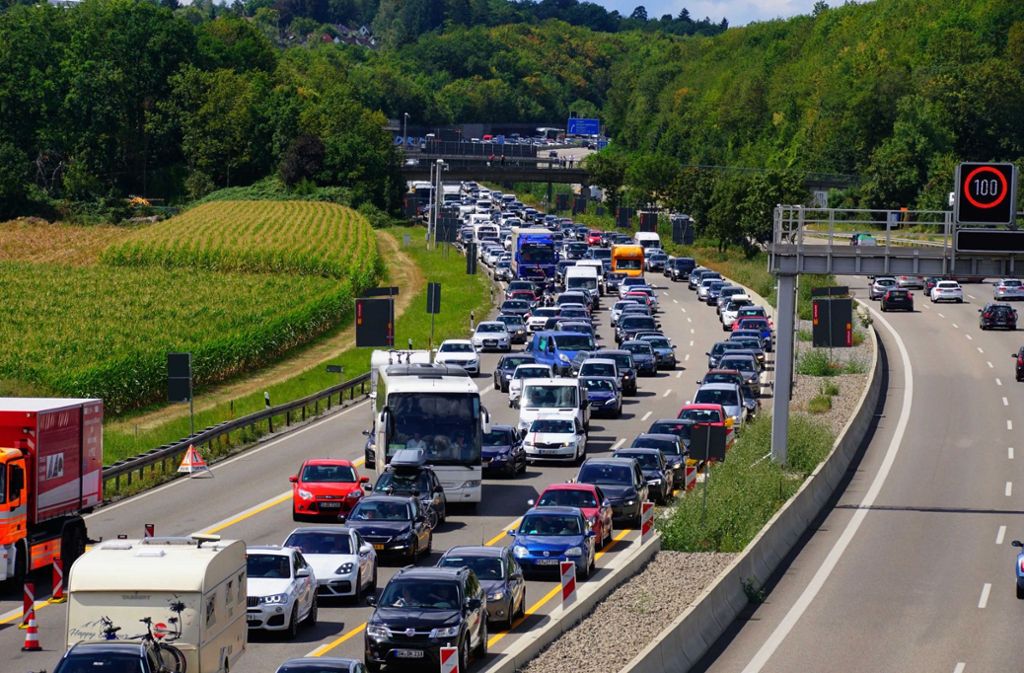 Bei einem Unfall auf der Autobahn A 8 Richtung München ist ein Lastwagen aus bislang ungeklärter Ursache umgekippt.