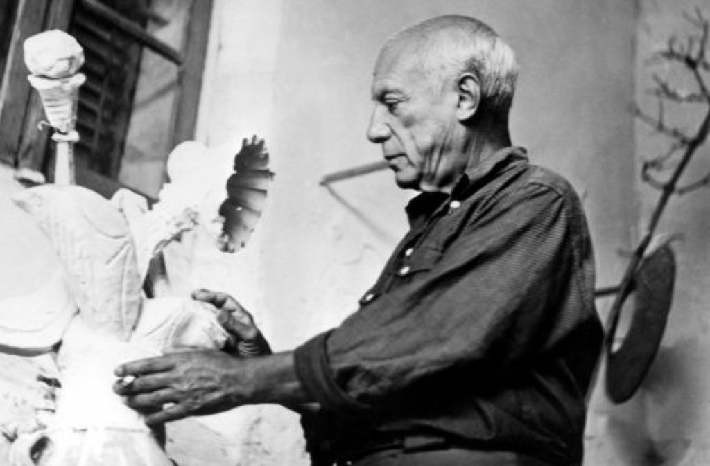 Sollte der grandiose Künstler Pablo Picasso wirklich Linkshänder gewesen sein, hat er das all die Jahre gut verborgen. Auf allen Fotos sieht man ihn mit rechts malen.