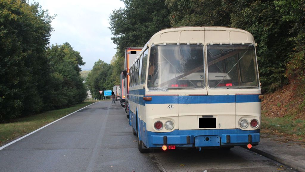 Kuriose Fracht in Kaiserslautern: Mann lädt Auto in Reisebus und fährt damit über die Autobahn