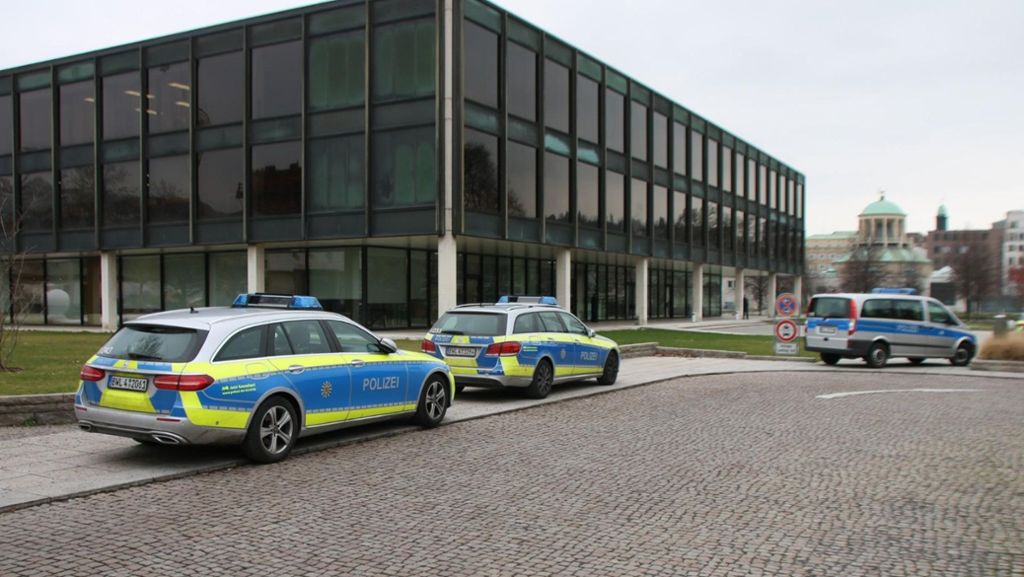  Mit einem Großaufgebot hat die Polizei am Montag rund um den Stuttgarter Landtag die Sitzung des NSU-Untersuchungsausschusses abgesichert. Grund dafür ist ein Drohbrief und eine Patrone. 