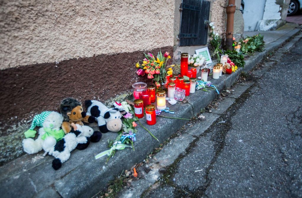 Zahlreiche Blumen, Kerzen und Kuscheltiere am Tatort zeugen davon, wie sehr die Auricher Anteil an dem furchtbaren Geschehen nehmen.
