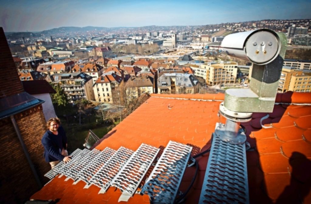 Über den Dächern von Stuttgart: Wenn Tobias Schulz zu seiner Kamera möchte, muss   er klettern. Foto: Lichtgut/Achim Zweygarth