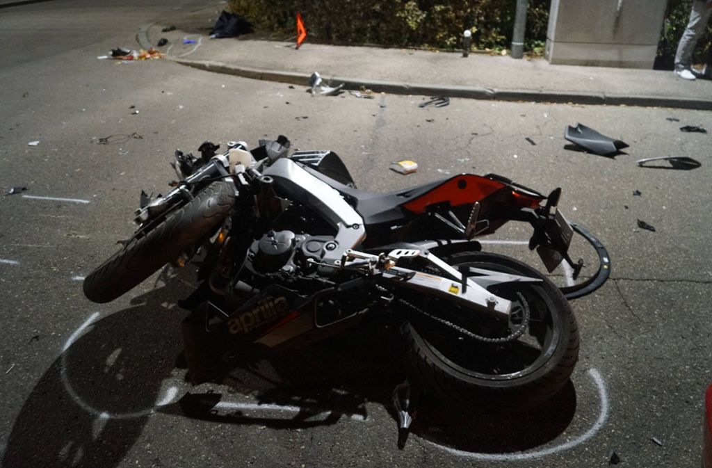 Der Motorradfahrer und sein Mitfahrer stürzten und verletzten sich schwer.