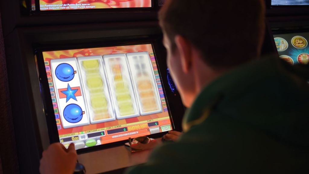 Messerstich in Spiel-Casino: Der Angeklagte will sich an nichts erinnern