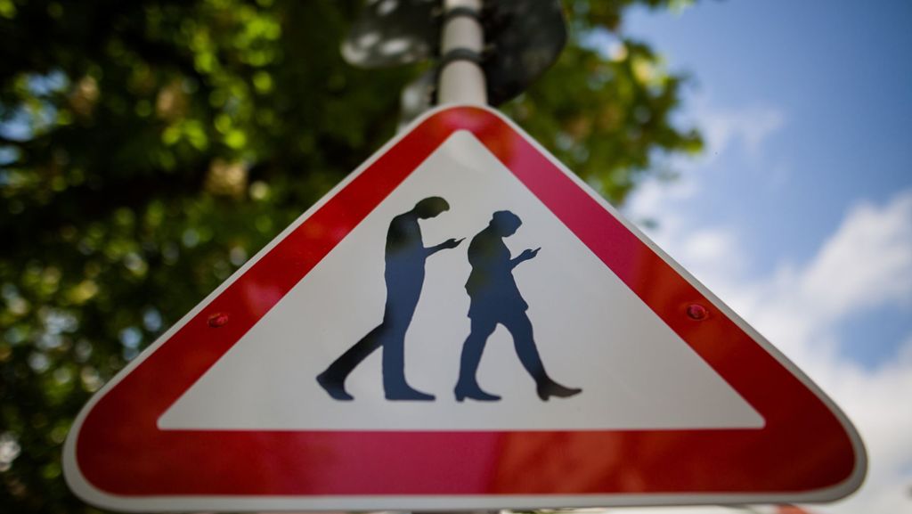 Reutlingen: Schild warnt vor „Smombies“