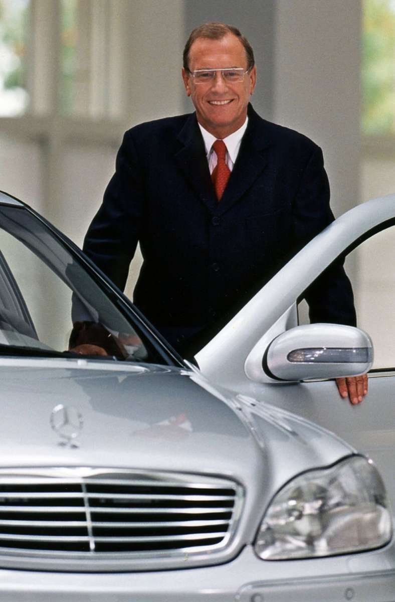 Unter der Führung von Jürgen Schrempp, der 1995 Chef wird, kommt es 1998 zum Zusammenschluss mit Chrysler zur DaimlerChrysler AG. Schrempp spricht dabei von einer „Hochzeit im Himmel“. Doch sein Traum von einer „Welt-AG“ scheitert.