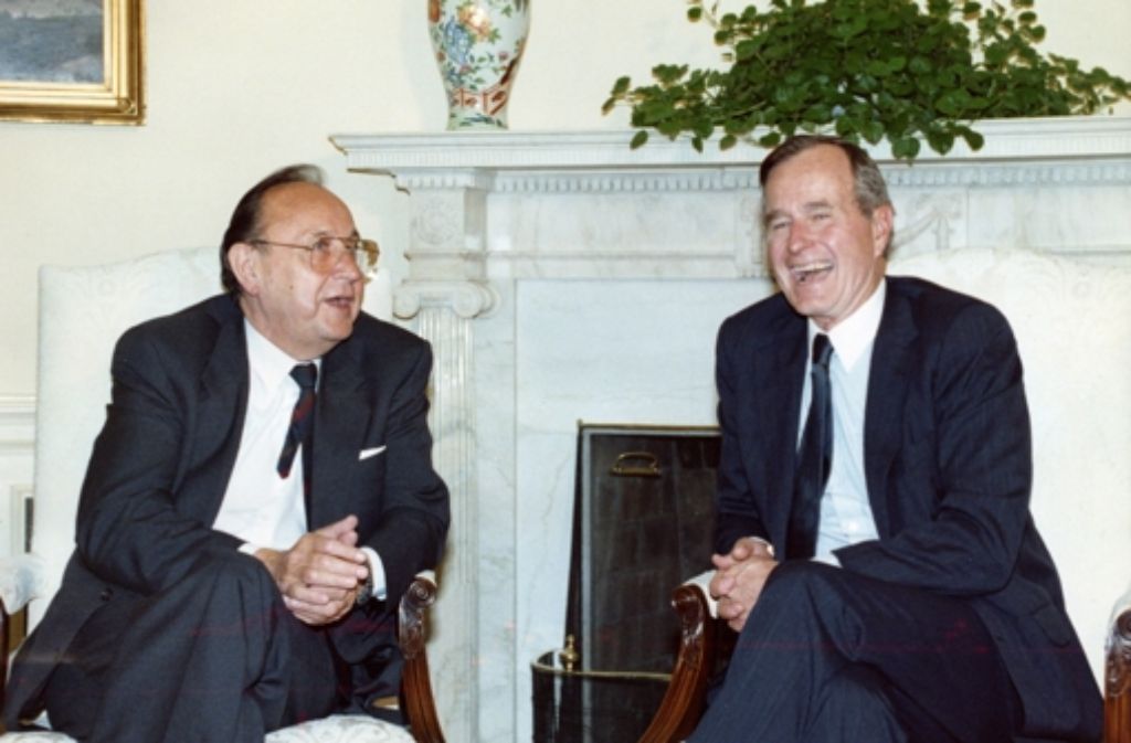Im Oval Office beriet er sich im Jahr 1989 mit Präsident George Bush Senior (l.).
