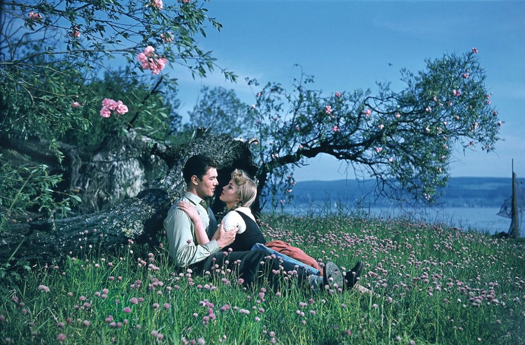 Das Filmpaar Maria und Hans (Marianne Hold und Gerhard Riedmann) im lauschigen Idyll