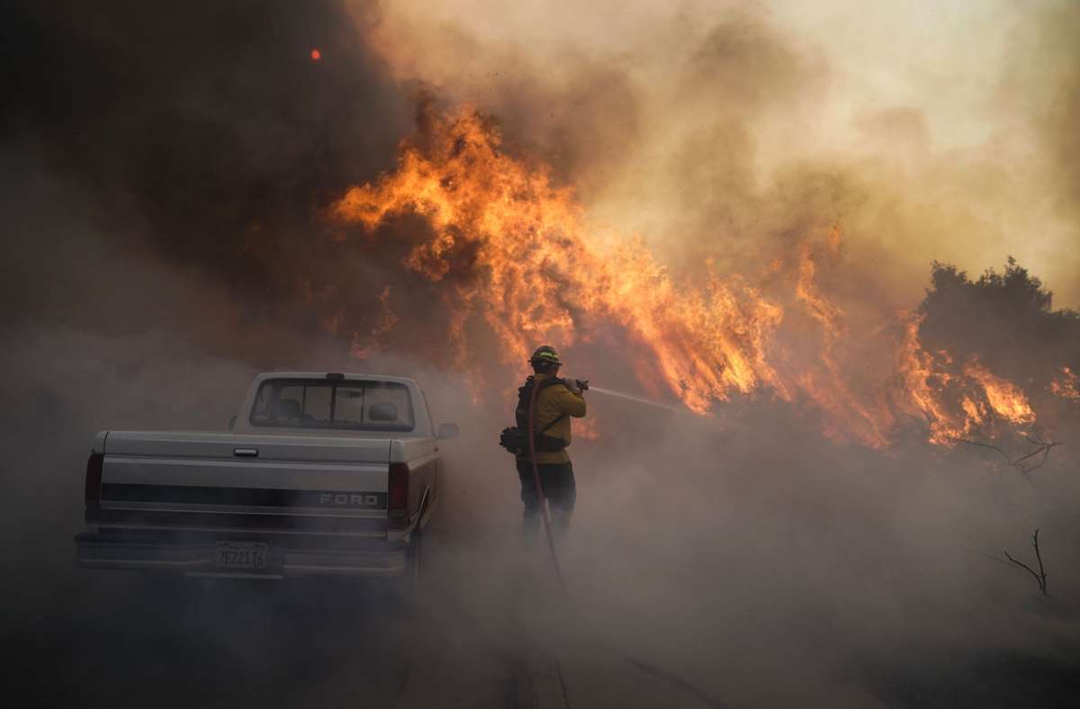 Oktober 2020, Irvine (USA): Ein Feuerwehrmann ist beim Silverado Fire im Einsatz. Vier von fünf Naturkatastrophen sind nach einer Studie des Roten Kreuzes in den vergangenen zehn Jahren auf extremes Wetter und die Folgen der Klimakrise zurückgegangen. Dazu gehören Unwetter, Überschwemmungen und Hitzewellen.