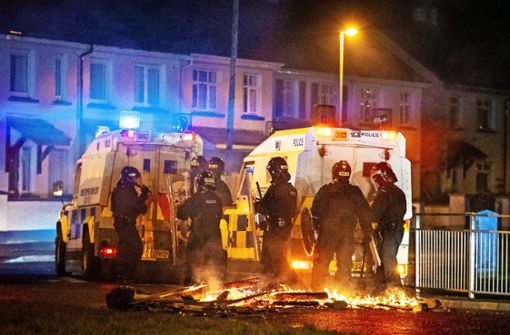 Die Polizei in Derry ist im Einsatz, weil  ein Auto angezündet wurde. Foto: dpa/Liam Mcburney