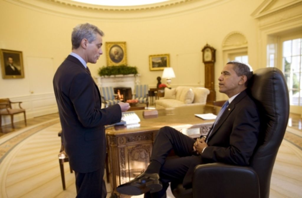 ... und tags darauf tritt Obama zu seinem ersten Arbeitstag im Oval Office an.