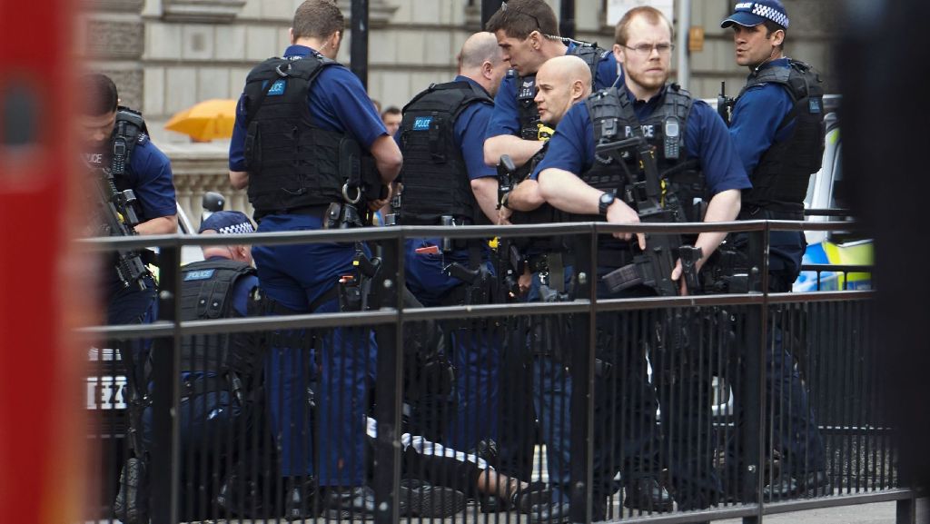 Ein Monat nach Doppelanschlag in London: Bewaffneter nahe dem britischen Parlament festgenommen