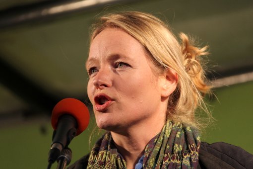 Grünen-Chefin Thekla Walker sprach auf der Montagsdemo. Foto: Beytekin