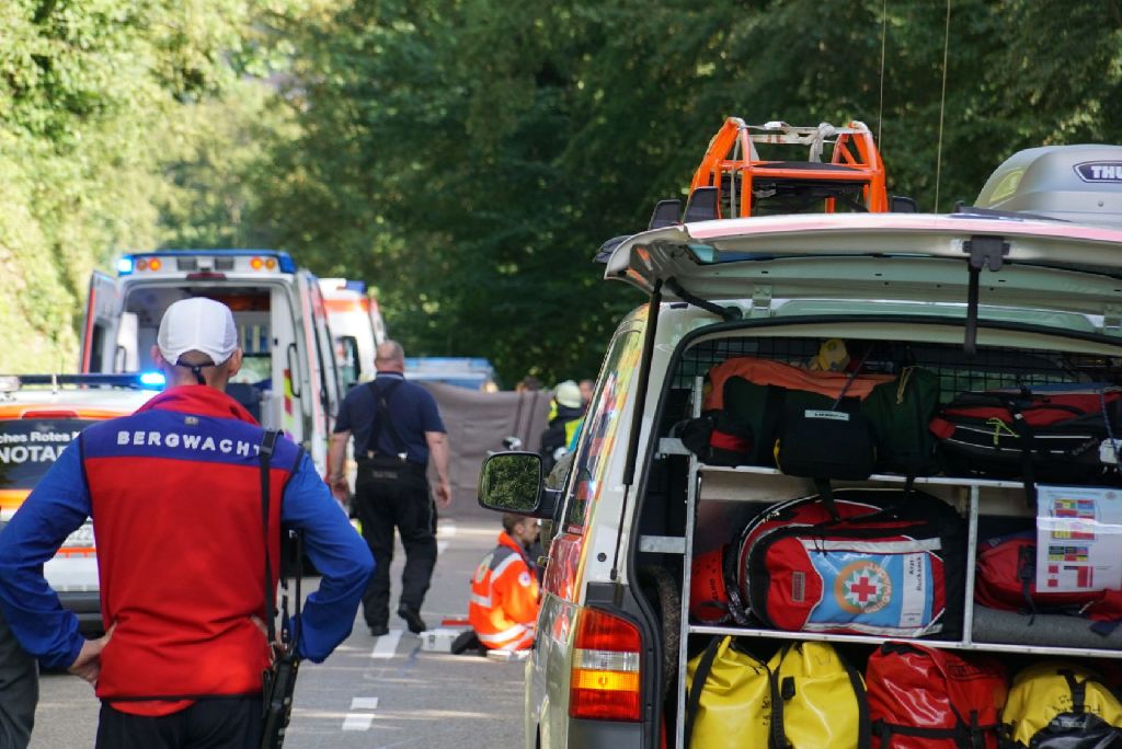 In Wiesensteig im Kreis Göppingen hat sich am Sonntagnachmittag ein schwerer Unfall zugetragen, bei dem ein 19-jähriger Motorrad-Fahrer schwer verletzt worden ist.